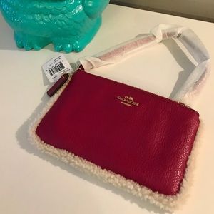 NWT COACH Wristlet Pink Pebbled Leather Shearling Trim Cranberry Ivory Case NEW